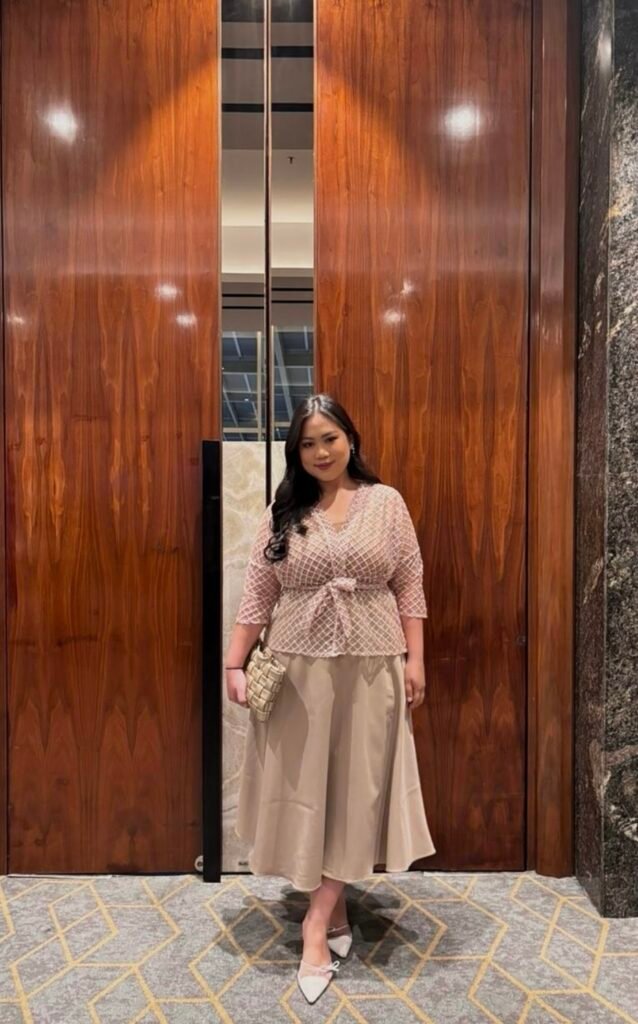 A plus size work outfit.