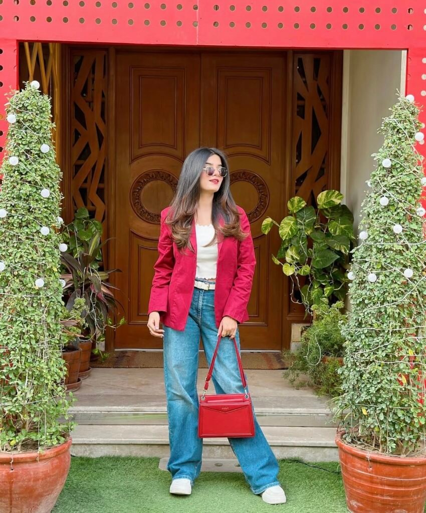 A blazer and jeans outfit.