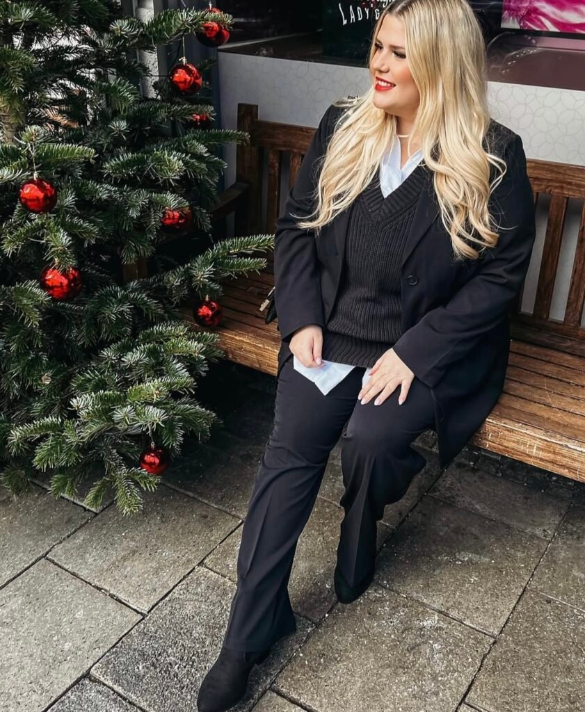 A plus size work outfit.