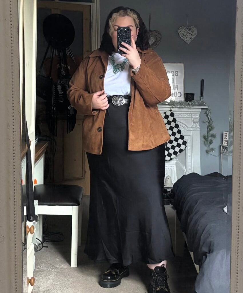 A plus size work outfit.