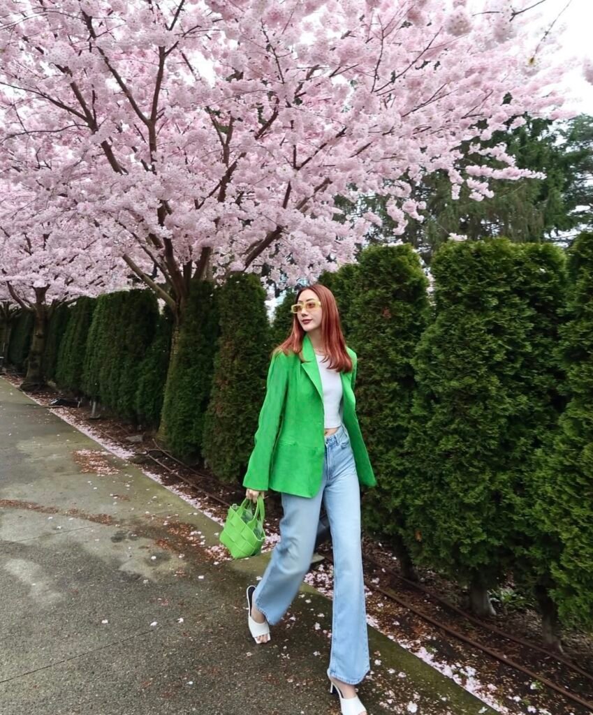 A blazer and jeans outfit.