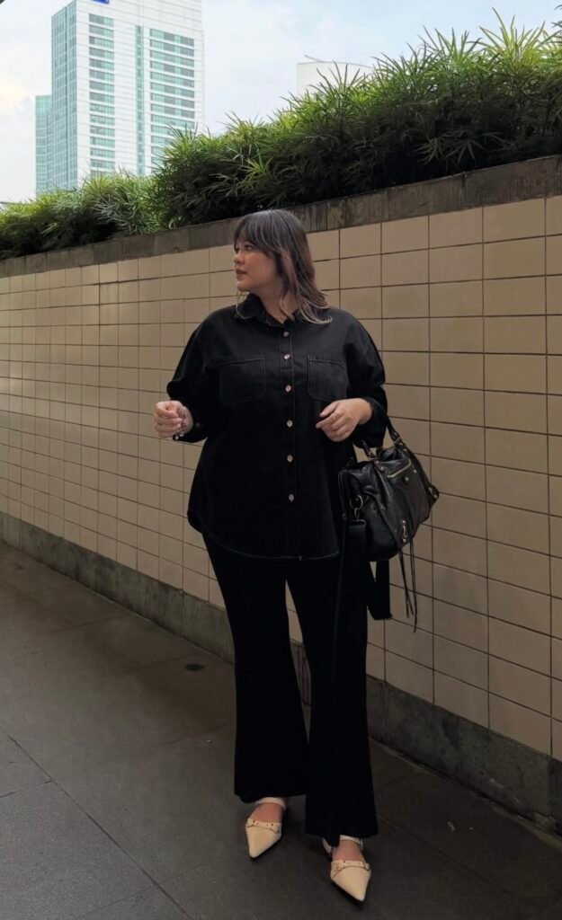 A plus size work outfit.