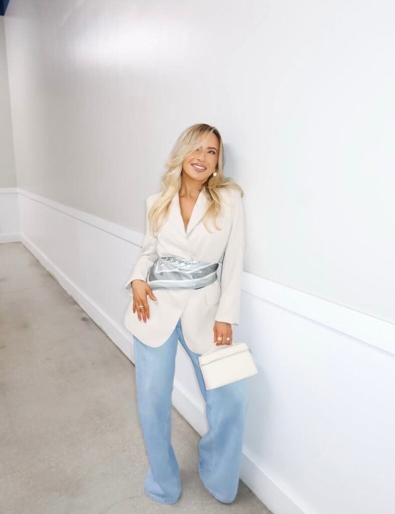 A blazer and jeans outfit.