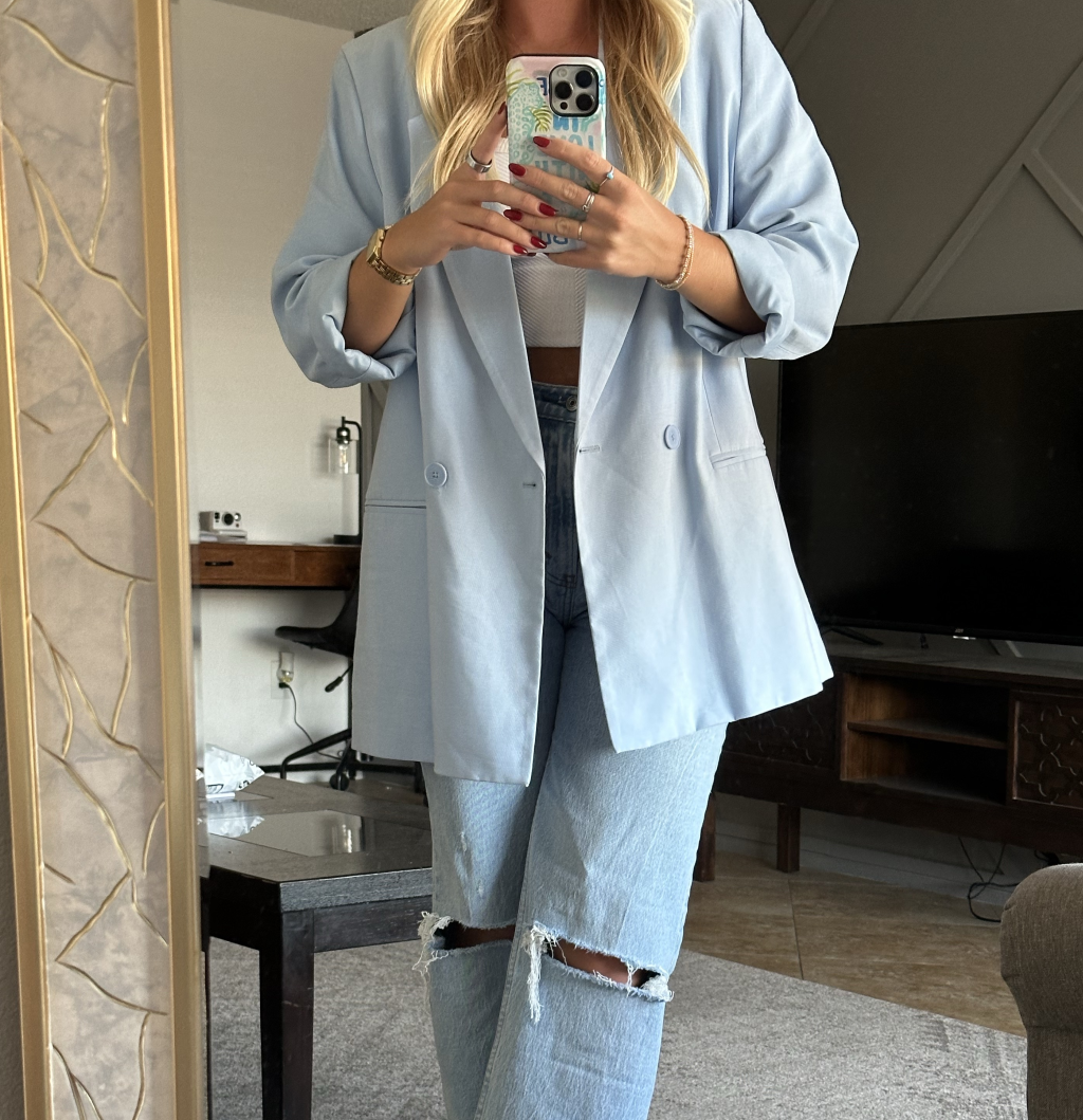 A blazer and jeans outfit.