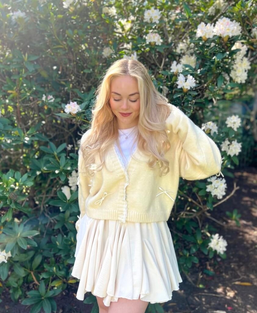 A cute, simple outfit.