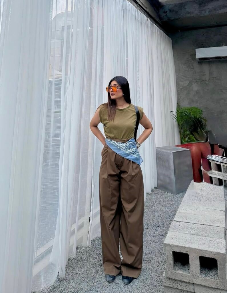 An outfit with wide leg pants.