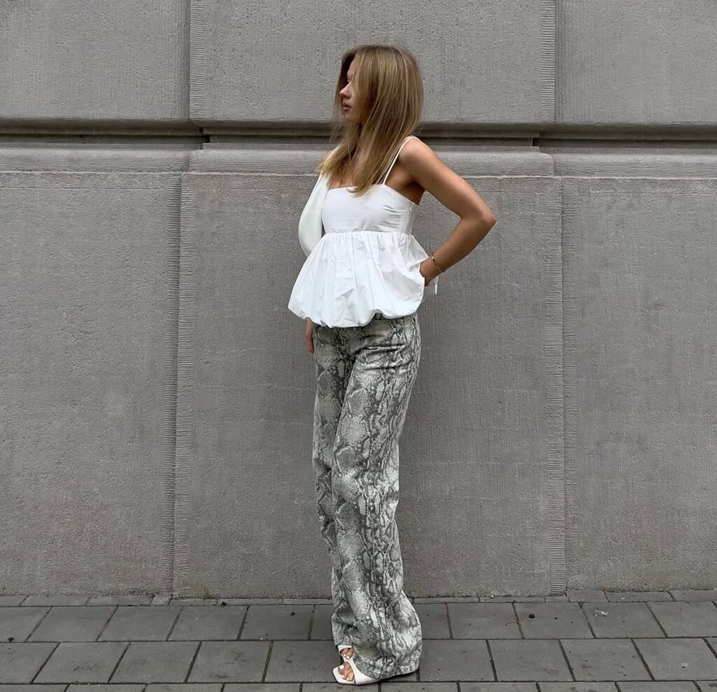 An outfit with wide leg pants.